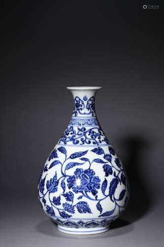 A Chinese Porcelain Blue and White Interlock Branches Vase