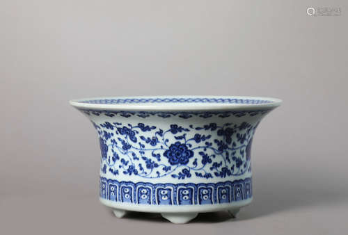 A Chinese Porcelain Blue and White Interlock Branches Dish