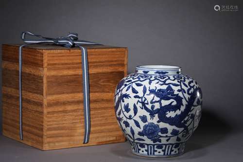 A Chinese Porcelain Blue and White Dragon Jar Marked Wan Li