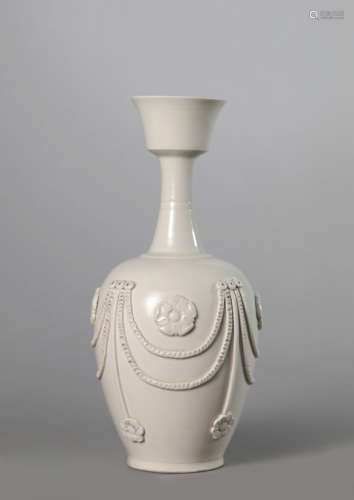 A Chinese Porcelain Ding-Type Vase Marked Yi Ding