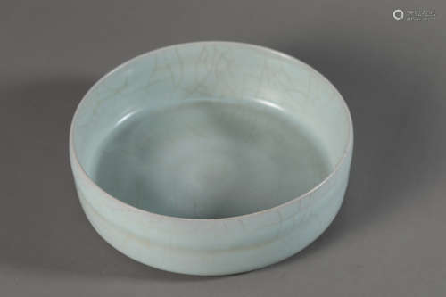 A Chinese Porcelain Guan-Type Lobed Washer