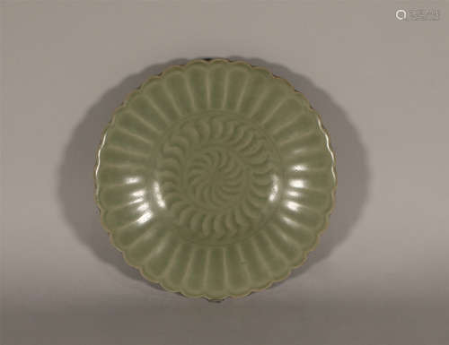 Yuan dynasty Longquan kiln shaving plate.