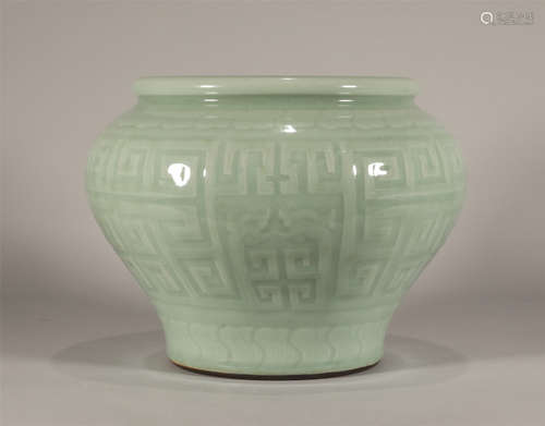 Qianlong bean green glaze shaving vat in Qing Dynasty