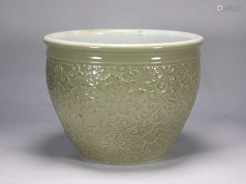 Qing Dynasty Kangxi bean green glaze carved porcelain jar