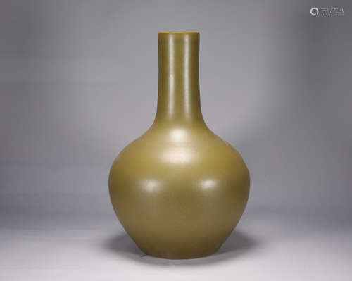 Qing Dynasty Qianlong tea powder glaze celestial bottle