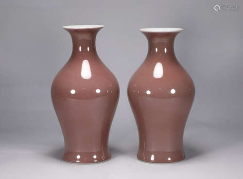 A pair of red glazed vases in Qianlong of Qing Dynasty