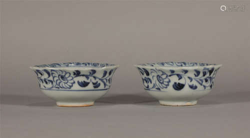 A pair of blue-and-white figures in Ming Dynasty.