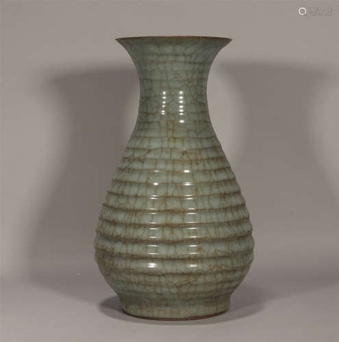 Ear respect of Guan Kiln in Song Dynasty