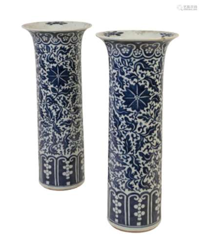 A PAIR OF CHINESE BLUE AND WHITE 