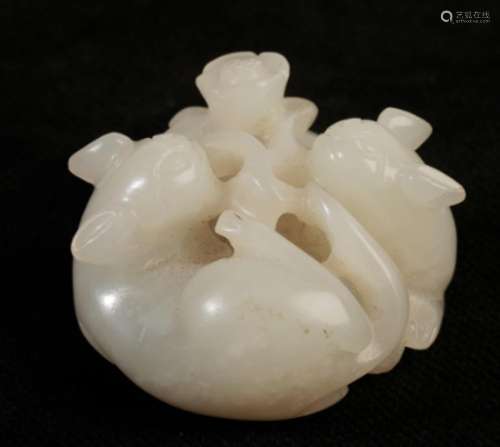 A SMALL WHITE JADE CARVING OF TWO CATS, QING DYNASTY