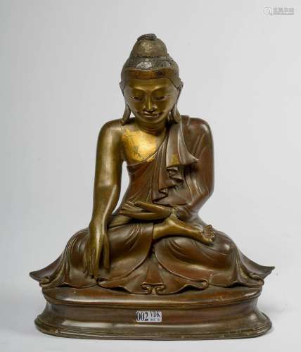 "Bouddha assis" en bronze à patine brune portant d...