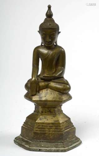"Bouddha assis" sur une base étagée en bronze doré...