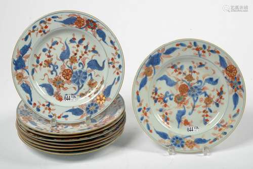 Lot de 9 assiettes en porcelaine polychrome de Chine à décor...