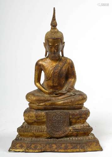 "Bouddha assis sur une base étagée" en bronze doré...