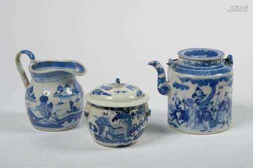 Lot de trois porcelaines bleues et blanches de Chine à décor...