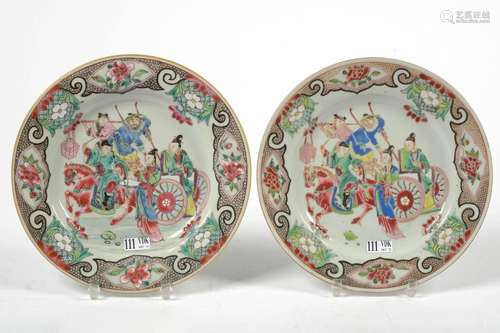 Paire d'assiettes en porcelaine polychrome de Chine dit...