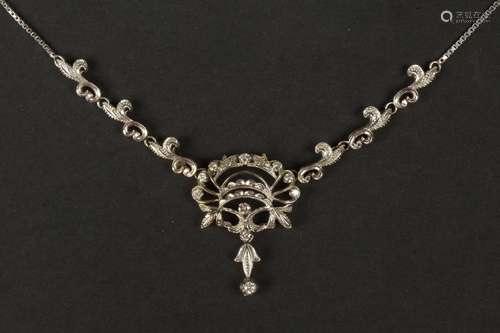 Collier de style Art Nouveau en or blanc 18 carats serti de ...