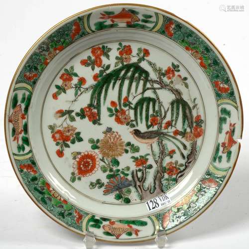 Assiette en porcelaine polychrome de Chine dite "Famill...