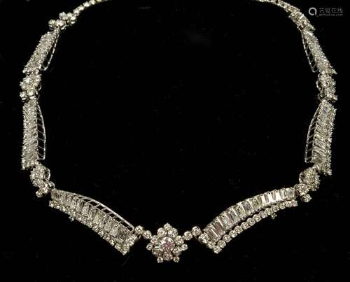 Elegant collier en or blanc 18 carats serti de diamants tail...