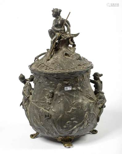 Grand vase (?) couvert Art nouveau en étain et doré pour l&#...