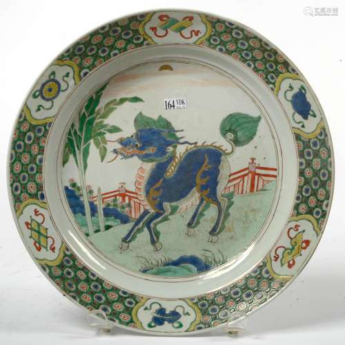 Grand plat rond en porcelaine polychrome de Chine dite "...