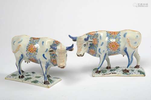 Paire de "Vaches" en faïence polychrome de Delft. ...