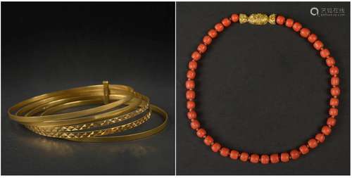 Un collier en corail au fermoir en or jaune 18 carats et une...