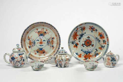 deux assiettes et trois théières en porcelaine Imari de Chin...