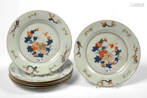 Suite de six assiettes en porcelaine polychrome de Chine à d...