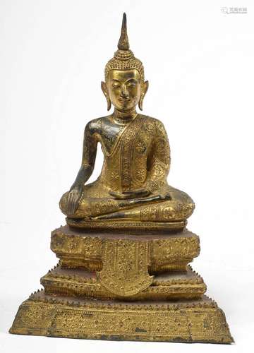 "Bouddha assis sur une base étagée" en bronze doré...