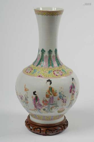 Vase pansu en porcelaine polychrome de Chine à décor de &quo...