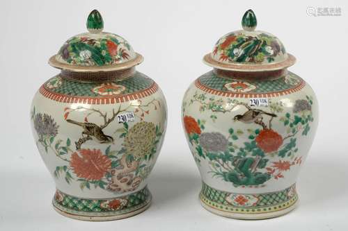 Paire de vases potiches en porcelaine polychrome de Chine di...