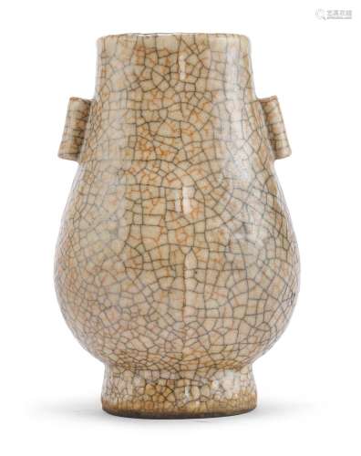 A CHINESE CRACKLÉ GLAZED PORCELAIN VASE, EARLY 20TH CENTURY.