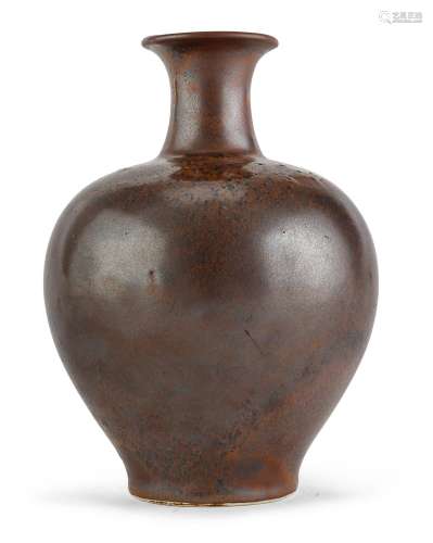A CHINESE BROWN GLAZED PORCELAIN VASE, 17TH CENTURY.