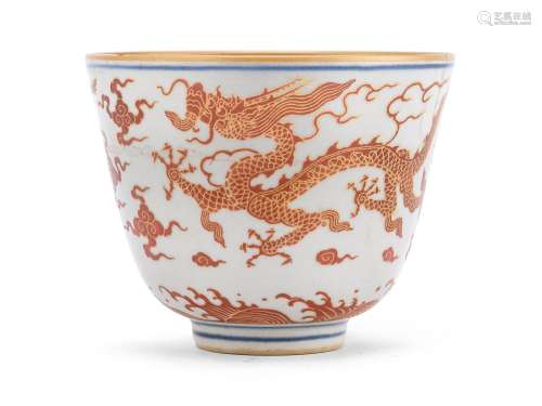 A CHINESE POLYCHROME ENAMELED PORCELAIN CUP, 20TH CENTURY.