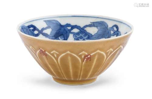 A SMALL CHINESE PORCELAIN BOWL, 20TH CENTURY.