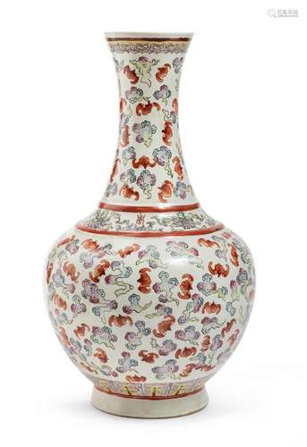 A CHINESE POLYCHROME ENAMELED PORCELAIN VASE, LATE 19TH, EAR...