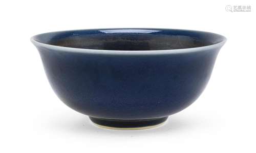 A BLUE CHINESE PORCELAIN BOWL, FIRST HALF 20TH CENTURY.