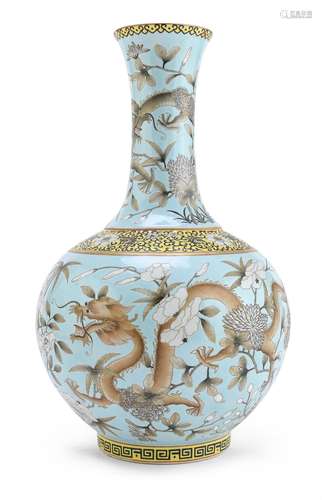 A CHINESE POLYCHROME ENAMELED PORCELAIN VASE, LATE 19TH, EAR...