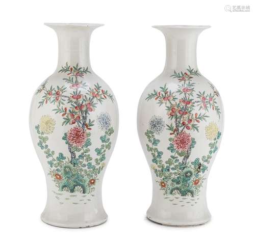 A PAIR OF CHINESE DECORATED PORCELAIN VASES. 20TH CENTURY.