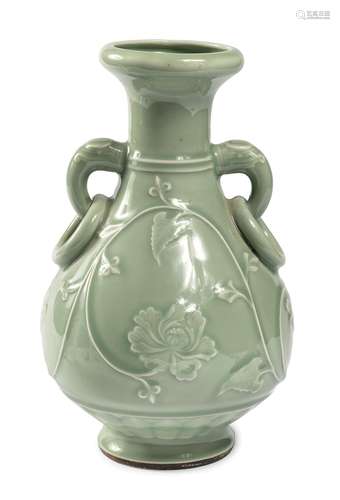 A CHINESE CELADON VASE, 20TH CENTURY.