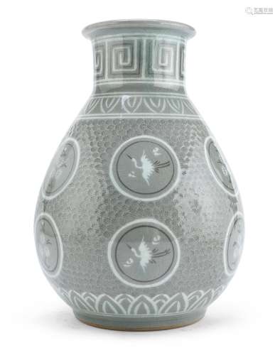 A COREAN CELADON VASE, FIRST HALF 20TH CENTURY.