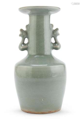 A CHINESE CELADON VASE, 19TH CENTURY.