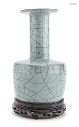 A CHINESE CELADON VASE, 19TH CENTURY.