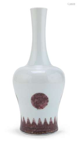 A CHINESE PORCELAIN VASE, FIRST HALF 20TH CENTURY.