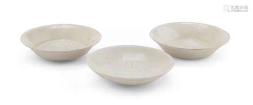 THREE CHINESE GLAZED CERAMIC BOWLS, 20TH CENTURY.