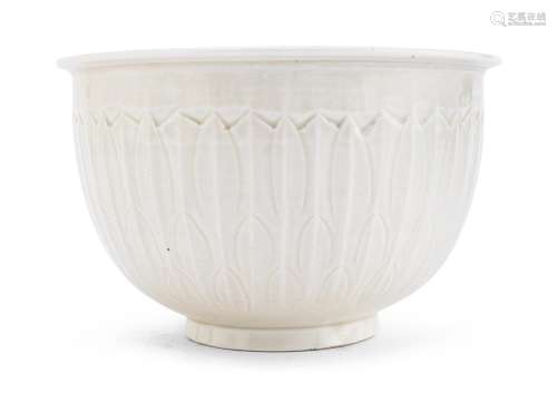 A CHINESE CELADON BOWL, 19TH CENTURY.