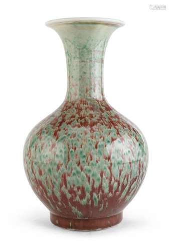 A CHINESE GLAZED PORCELAIN VASE, 20TH CENTURY.