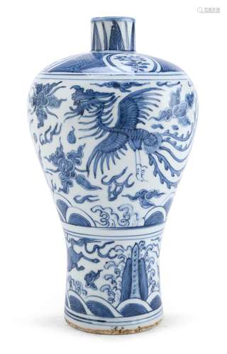 A CHINESE WHITE AND BLUE PORCELAIN VASE, EARLY 20TH CENTURY.