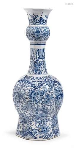 A WHITE AND BLUE DELFT PORCELAIN VASE, 20TH CENTURY.